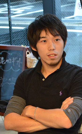 新しいバナータオルについて語る無良選手